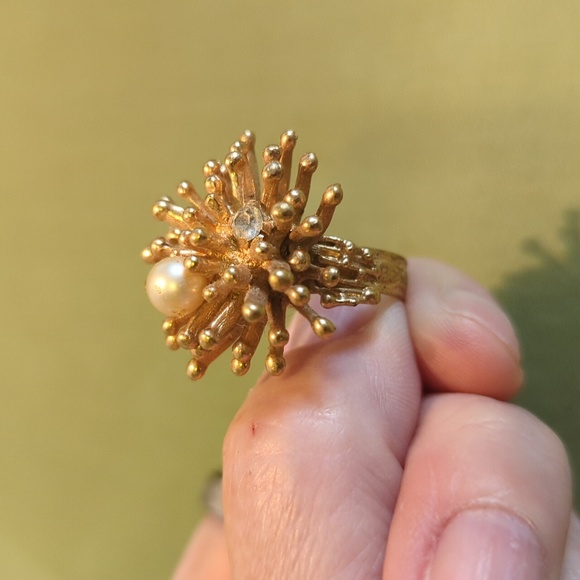 Vintage Starburst Cocktail Estate Ring with faux diamond and pearl - Picture 3 of 4